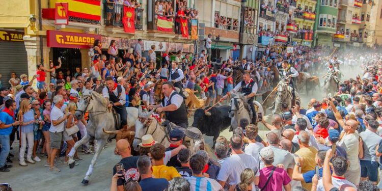 Los Caballistas de la Entrada de Toros y Caballos reciben la Distinción al Mérito Cultural de la Generalitat